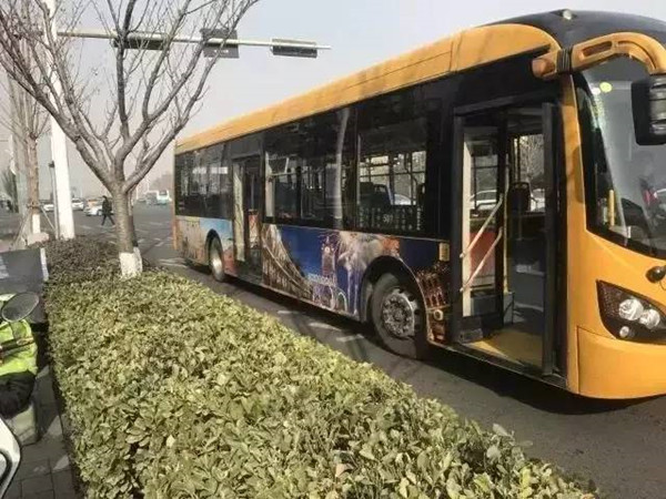 新年將至，一批公交車穿上西海岸定制“新衣”