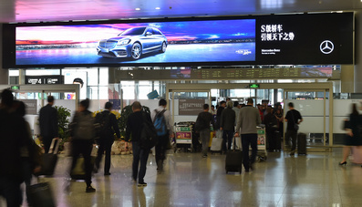 南京機場T2國內行李廳出口上方LED屏廣告
