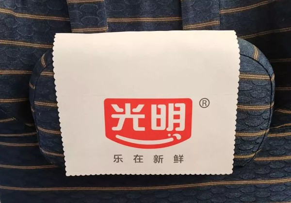 光明乳業(yè)高鐵廣告