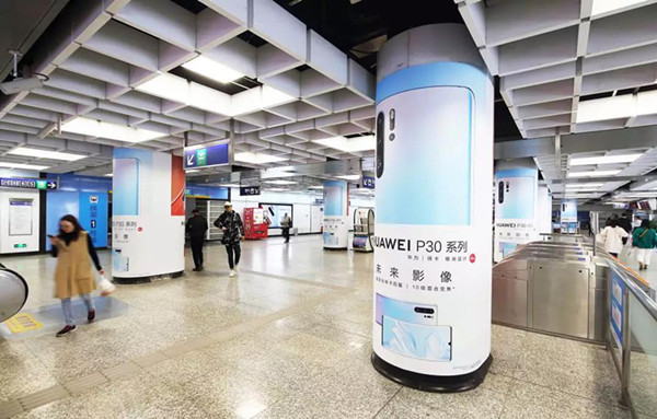 三大手機產(chǎn)商爭霸南京地鐵廣告