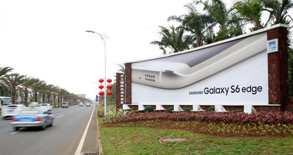 ?？跈C(jī)場(chǎng)戶外出機(jī)場(chǎng)路弧形看板廣告