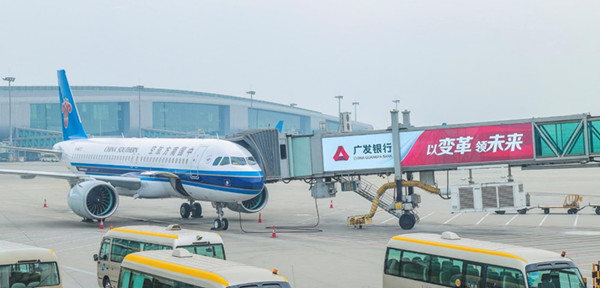 廣州白云機場廊橋廣告