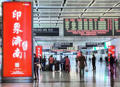 濟南西站到達層出站通廊雙面落地燈箱廣告