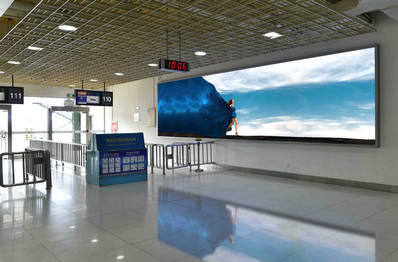 三亞機場T1一層出發(fā)候機區(qū)右側遠機位候機廳燈箱廣告