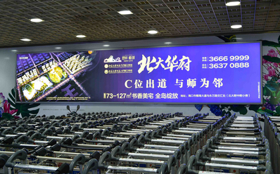 三亞機場T1一層行李廳最右側墻面燈箱廣告