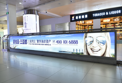三亞機場T1一層迎客廳，正對行李廳B出口燈箱廣告