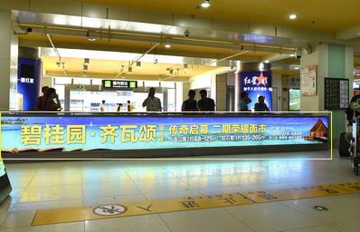 三亞機場T1一層迎客廳，正對行李廳C出口燈箱廣告
