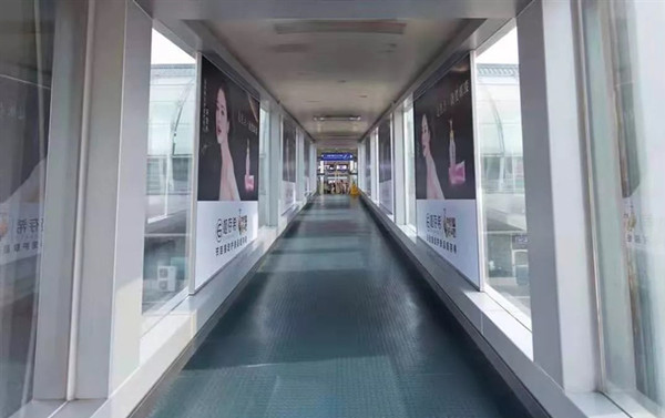 姬存希寧波機場廊橋廣告
