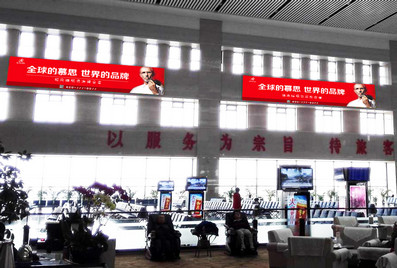 長春西站侯車室北側(cè)高架夾層燈箱廣告