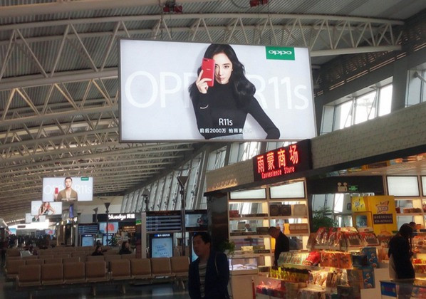 機(jī)場(chǎng)燈箱吊旗廣告