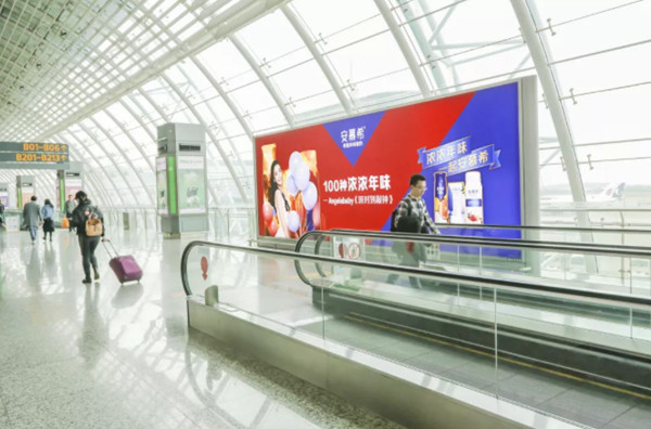 安慕希廣州機(jī)場廣告