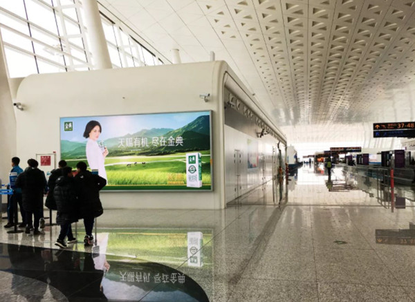 金典南京機(jī)場出發(fā)大門雙面燈箱廣告