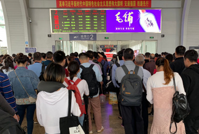?？跂|站候車大廳二樓檢票閘機(jī)口LED屏廣告
