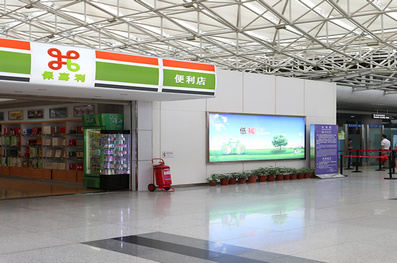 青島機(jī)場(chǎng)國(guó)際出發(fā)區(qū)燈箱廣告