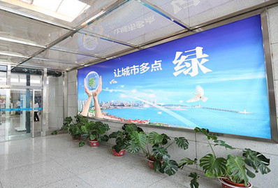 青島機(jī)場(chǎng)國(guó)際出發(fā)區(qū)燈箱廣告