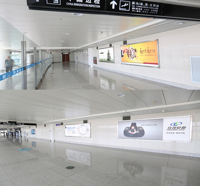 青島機(jī)場國際到達(dá)燈箱廣告