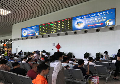 南京站出發(fā)層二樓候車室LED兩側墻面燈箱廣告