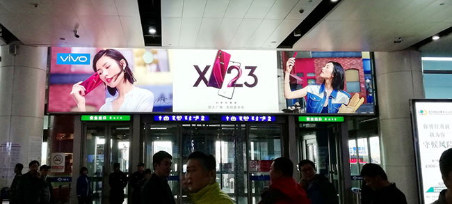 出口門(mén)楣正上方燈箱