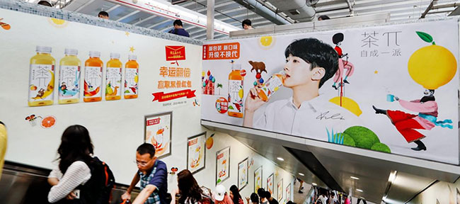 深圳地鐵樓梯U型品牌區(qū)廣告 深圳地鐵樓梯U型品牌區(qū)廣告