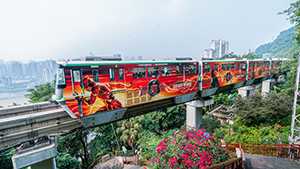 重慶地鐵廣告案例，院線電影重慶地鐵外包車廣告，重慶網(wǎng)紅地鐵廣告效果怎么樣？