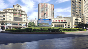 烏魯木齊LED大屏價(jià)格？金融債券烏魯木齊人民電影院環(huán)島環(huán)形LED案例