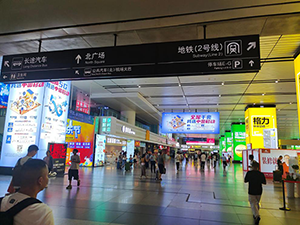 南昌西站高鐵廣告價格多少錢？南昌西高鐵站出站大廳最醒目廣告牌