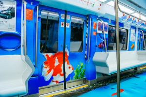 福州地鐵列車廣告價(jià)格多少錢(qián)？福州地鐵金魚(yú)主題車廂內(nèi)包車廣告