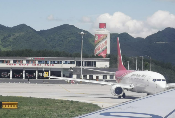 遵義機(jī)場(chǎng)廣告價(jià)格多少錢？貴州遵義茅臺(tái)機(jī)場(chǎng)到達(dá)廣告牌優(yōu)勢(shì)位置？