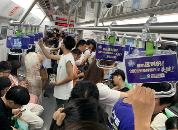 蘇州地鐵拉手廣告價(jià)格多少錢(qián)？蘇州地鐵列車(chē)最具性價(jià)比廣告位