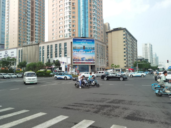太原LED廣告價(jià)格優(yōu)勢(shì)？太原親賢街長(zhǎng)治路供電大廈王府井LED大屏廣告