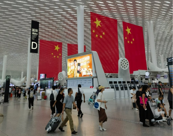 深圳機場出發(fā)值機廣告牌旁的大蓮蓬是干啥用的？深圳機場廣告價格
