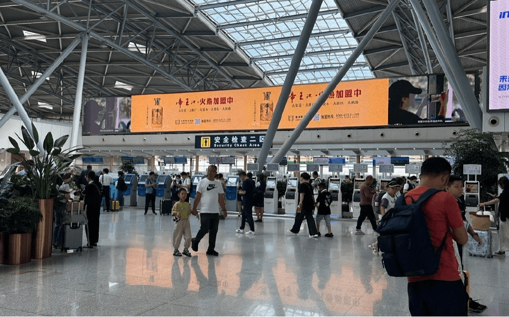 濟(jì)南遙墻機(jī)場最大廣告屏在哪里？濟(jì)南機(jī)場航站樓廣告價(jià)格多少錢？