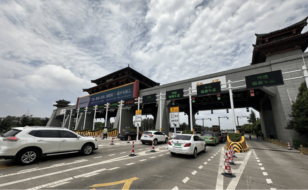 西安高速收費(fèi)站站頂LED大屏廣告價(jià)格？機(jī)場高速灞橋收費(fèi)站廣告牌