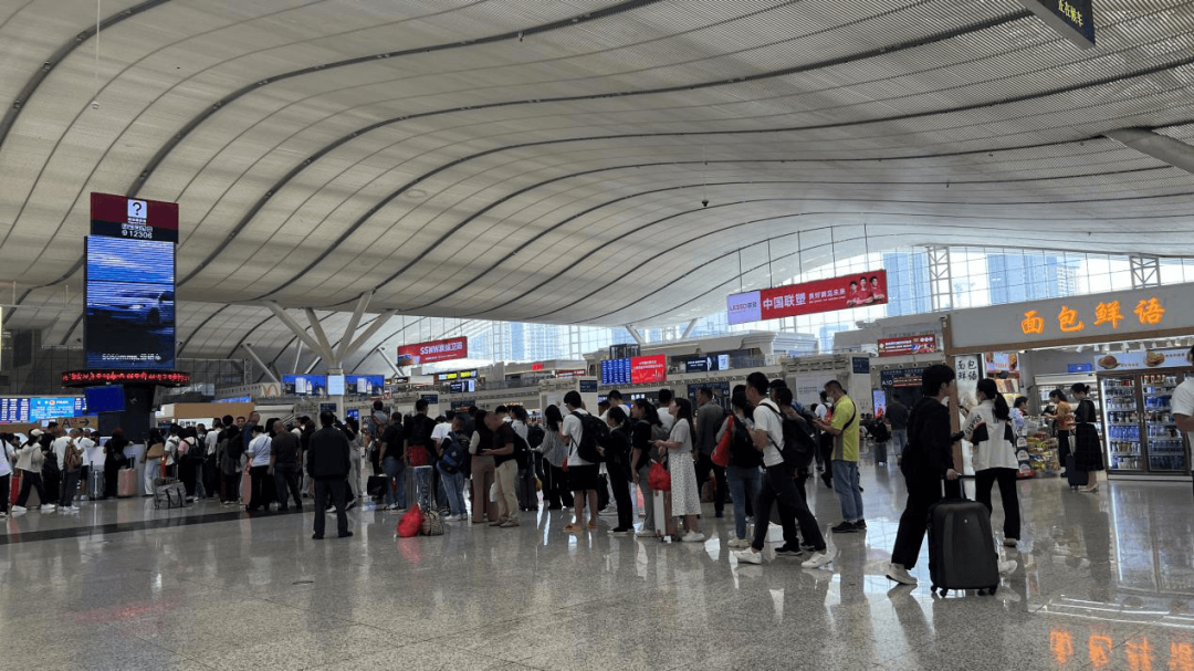深圳北站LED屏廣告價(jià)格，深圳北高鐵站服務(wù)臺(tái)三角旋轉(zhuǎn)屏廣告報(bào)價(jià)