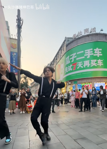 當(dāng)深圳東門步行街戶外大牌廣告遇上科目三，閣下又該如何應(yīng)對(duì)？