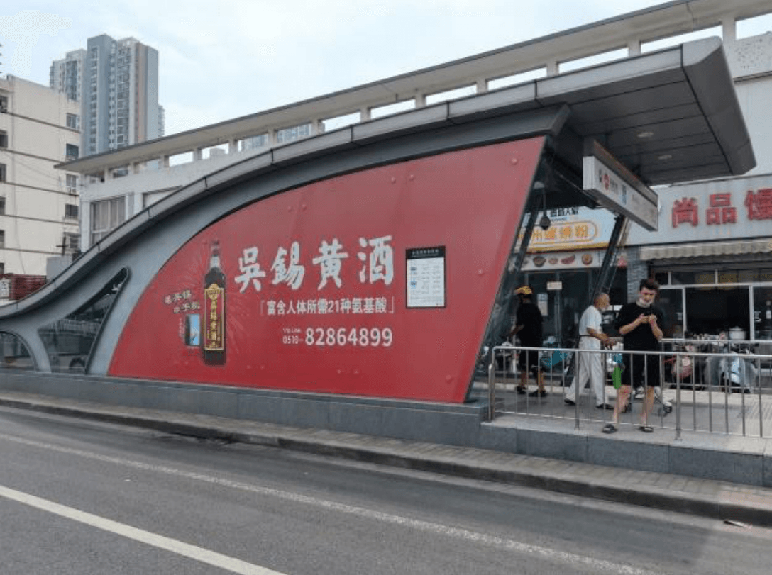 無(wú)錫地鐵出入口廣告價(jià)格收費(fèi)多少錢(qián)？無(wú)錫地鐵站棚戶外貼紙廣告
