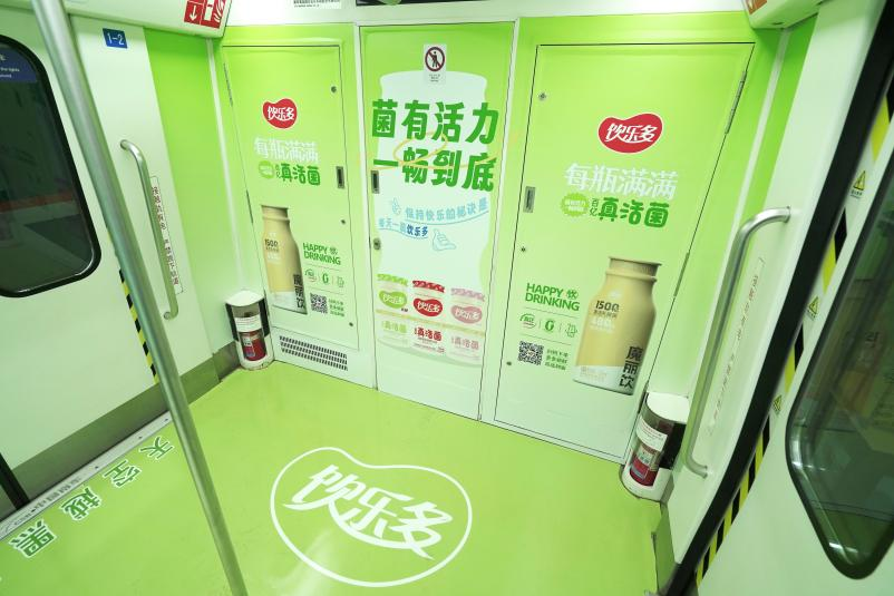 青島地鐵列車廣告案例圖，青島地鐵廣告內(nèi)包車價格收費多少錢？