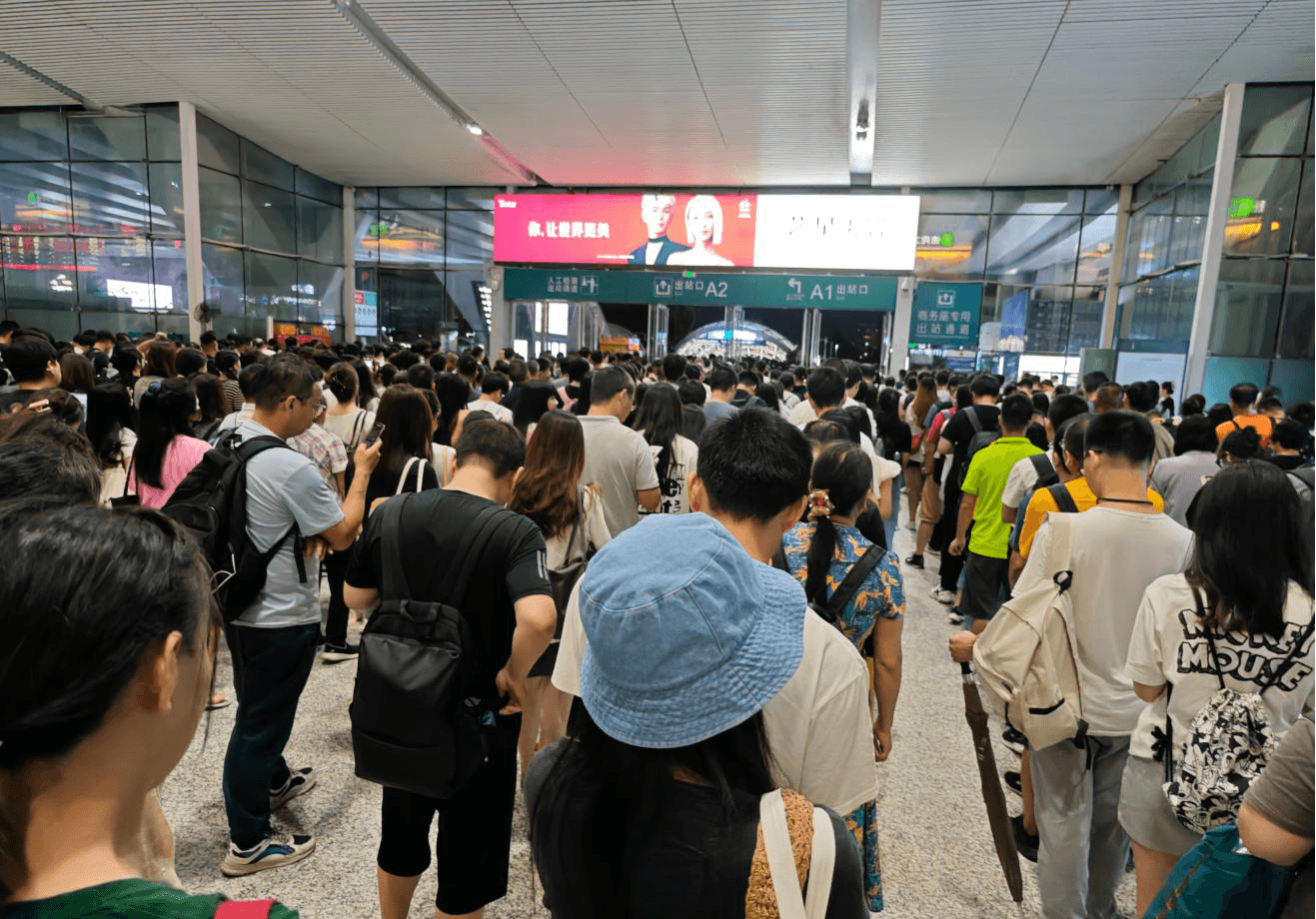深圳北站出站閘機燈箱廣告牌價格收費多少錢？深圳北高鐵站春運