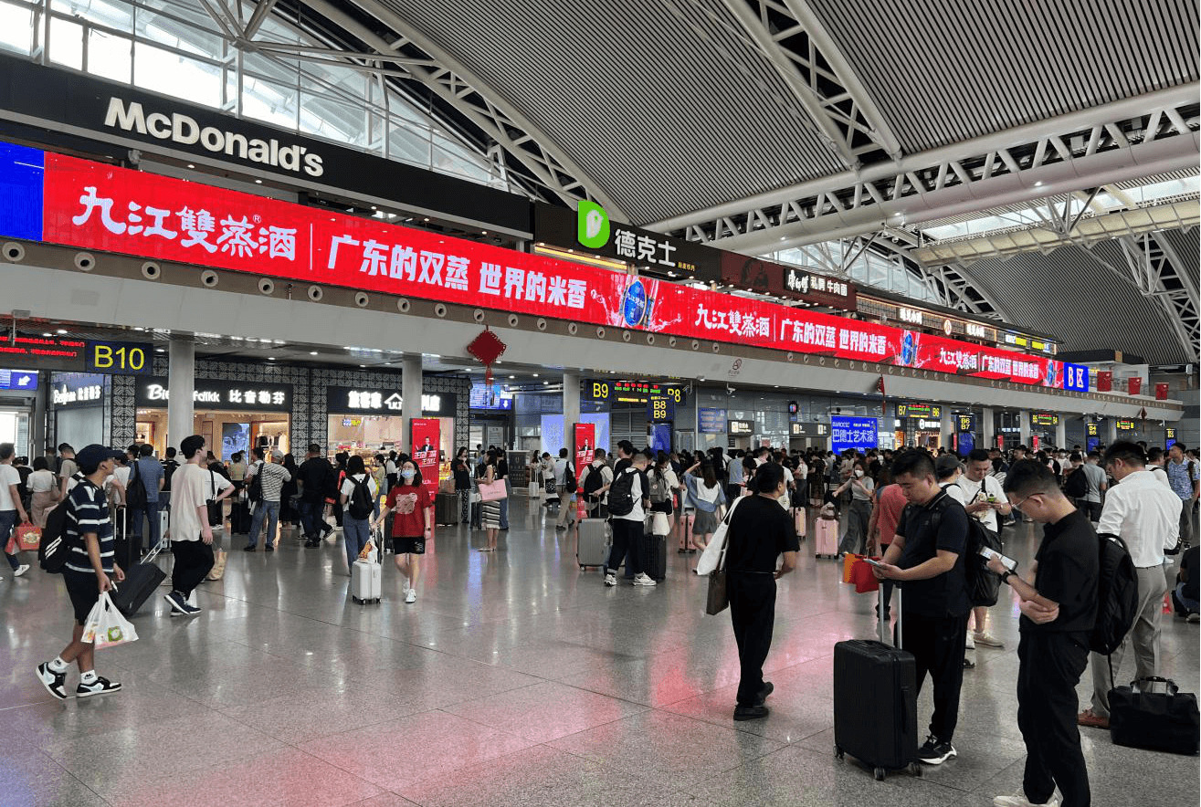 廣州南站候車大廳LED大屏廣告價(jià)格收費(fèi)多少？廣州南高鐵站廣告案例
