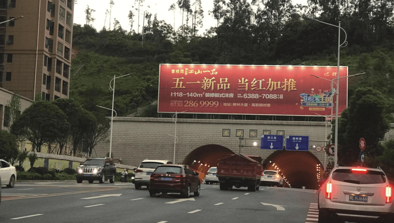 郴州戶外大牌三面翻廣告價格收費多少錢？郴州樓體廣告牌位置優(yōu)勢