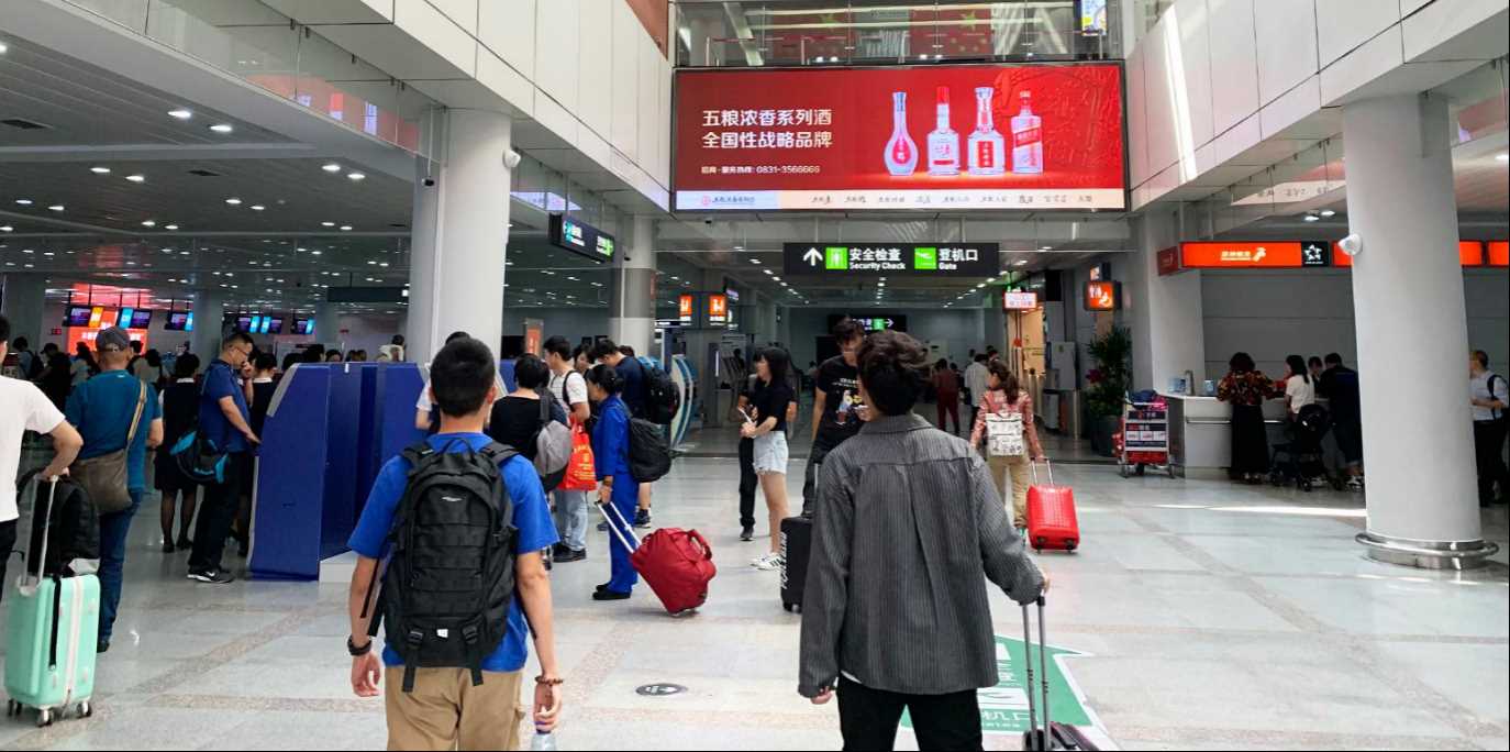 泉州晉江機場廣告價格收費，泉州機場春運出發(fā)到達(dá)廣告LED大屏