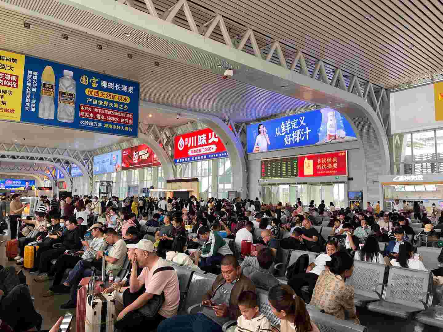 ?？跂|站高鐵廣告價(jià)格收費(fèi)，?？诟哞F東站候車大廳廣告牌春運(yùn)熱門