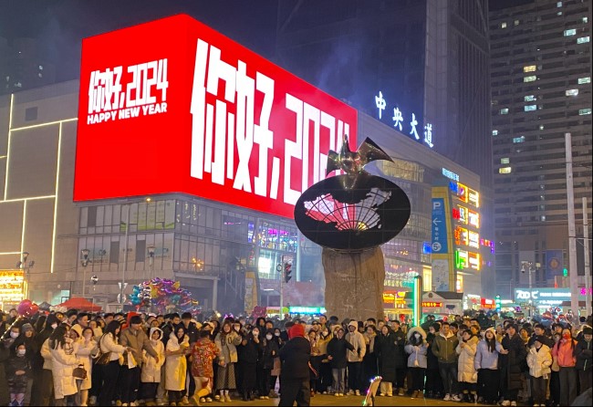 大連LED大屏廣告價(jià)格收費(fèi)標(biāo)準(zhǔn)，大連商圈樓體大屏廣告西安路吾悅