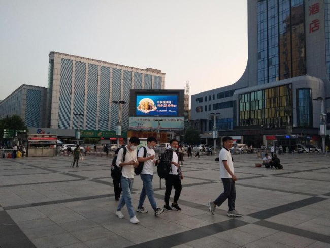 鄭州LED大屏廣告價格收費(fèi)標(biāo)準(zhǔn)，鄭州機(jī)場火車后戶外LED大屏廣告