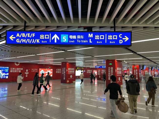 南寧地鐵廣告價格收費(fèi)，南寧地鐵廣西大學(xué)站廳站臺墻貼包柱廣告