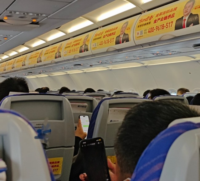 南方航空客艙三件套廣告價(jià)格，南航頭枕巾座椅桌板行李架彩貼廣告