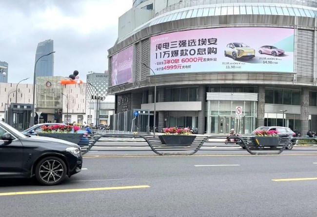 寧波天一廣場(chǎng)東門口戶外大牌廣告價(jià)格，寧波三江口外灘樓體廣告牌
