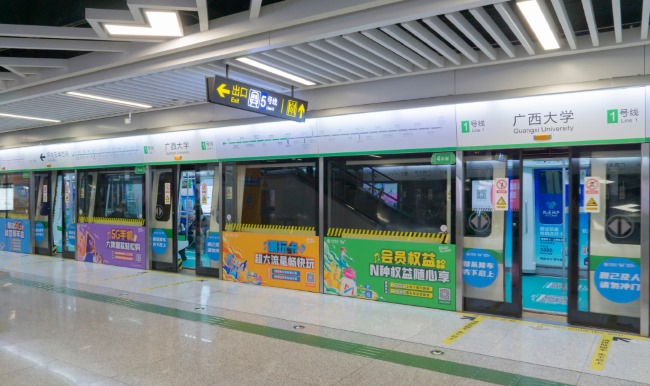 南寧地鐵廣告價(jià)格收費(fèi)，南寧地鐵站臺(tái)屏蔽門玻璃貼廣告優(yōu)勢(shì)分析