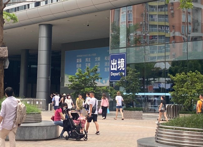 福田口岸廣場出入口戶外廣告牌位置優(yōu)勢，深圳福田口岸廣告價格收費