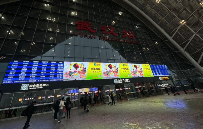 武漢火車站廣告價格收費，武漢高鐵站進站口打卡點門楣LED大屏廣告